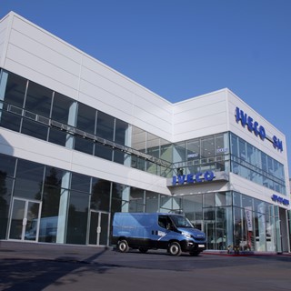IVECO SM MOTORS full-range commercial vehicle showroom