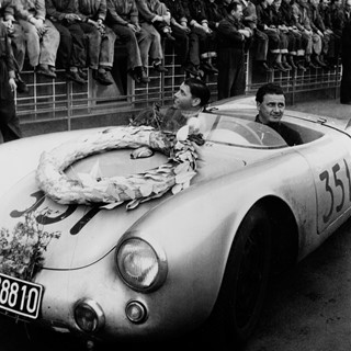 Fahrer Hans Herrmann und Herbert Linge nach dem Sieg bei der Mille Miglia 1954 rgb